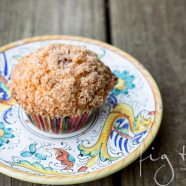 Blueberry cinnamon crumble muffins